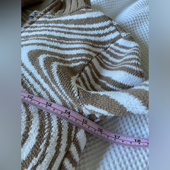 Hollister thick knit brown and White abstract swirl Zip-Up Sweater NWOT Small - Picture 6 of 9